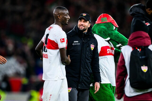 Trainer Sebastian Hoeneß (r) ist optimistisch, dass Serhou Guirassy (l) dem VfB erhalten bleibt.