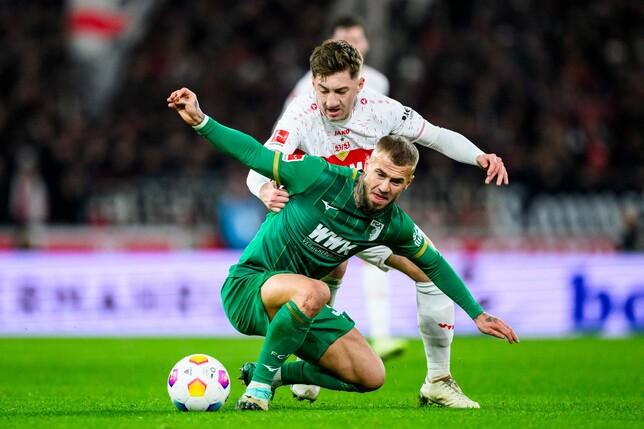 Niklas Dorsch (vorne) war mit Augsburg in Stuttgart chancenlos.