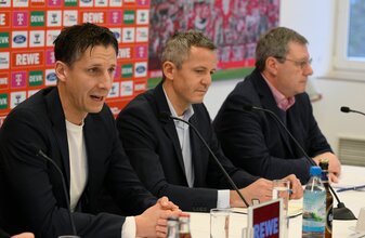Kann sich über mangelende Arbeit vor Weihnachten nicht beklagen: FC-Geschäftsführer Christian Keller (l). Kann sich über mangelende Arbeit vor Weihnachten nicht beklagen: FC-Geschäftsführer Christian Keller (l).