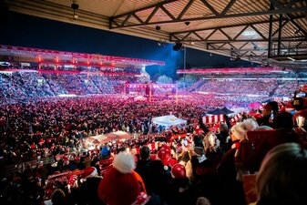 Zum Weihnachtssingen der Unioner kamen 28.500 Menschen ins Stadion An der Alten Försterei. Zum Weihnachtssingen der Unioner kamen 28.500 Menschen ins Stadion An der Alten Försterei.