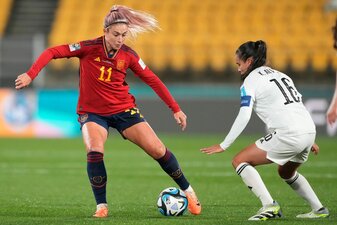 Alexia Putellas muss am linken Knie operiert werden. Alexia Putellas muss am linken Knie operiert werden.