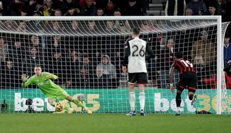 Torwart Bernd Leno (l) kassierte mit Fulham eine 0:3-Niederlage in Bournemouth. Torwart Bernd Leno (l) kassierte mit Fulham eine 0:3-Niederlage in Bournemouth.