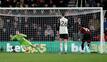 Torwart Bernd Leno (l) kassierte mit Fulham eine 0:3-Niederlage in Bournemouth.