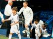 Weltmeister Toni Kroos (m.) soll ein Königlicher bleiben (Quelle: PIXATHLON/SID-IMAGES)
<br>© 2016 SID