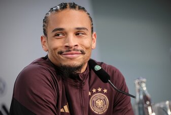 Leroy Sané spricht noch nicht über konkrete Ziele für die Heim-EM. Leroy Sané spricht noch nicht über konkrete Ziele für die Heim-EM.