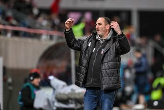 Heidenheims Trainer Frank Schmidt ärgert sich über die Niederlage in München. Heidenheims Trainer Frank Schmidt ärgert sich über die Niederlage in München.