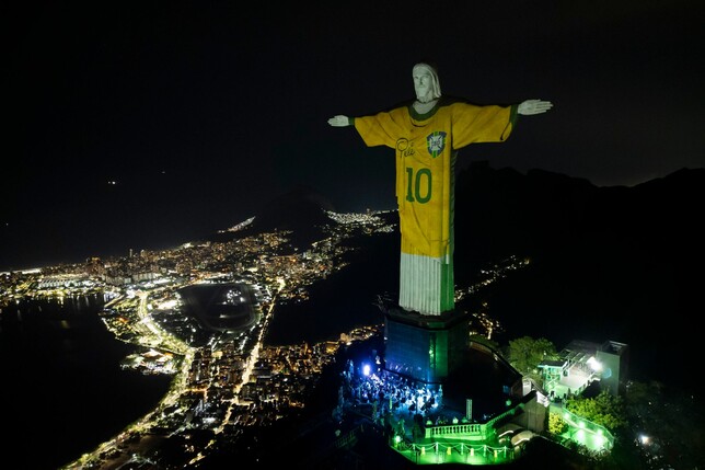 In Rio wird zu Ehren von Pelé die Christusstatue mit einem Trikot beleuchtet.