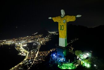 In Rio wird zu Ehren von Pelé die Christusstatue mit einem Trikot beleuchtet. In Rio wird zu Ehren von Pelé die Christusstatue mit einem Trikot beleuchtet.