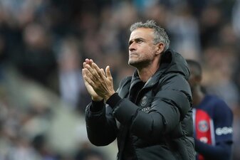 PSG-Trainer Luis Enrique bekommt einen neuen Spieler. PSG-Trainer Luis Enrique bekommt einen neuen Spieler.