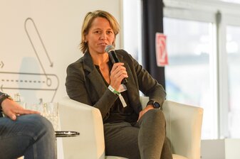 Bayern-Sportdirektorin Bianca Rech will auch Männer als Schiedsrichter in der Frauen-Bundesliga einsetzen. Bayern-Sportdirektorin Bianca Rech will auch Männer als Schiedsrichter in der Frauen-Bundesliga einsetzen.