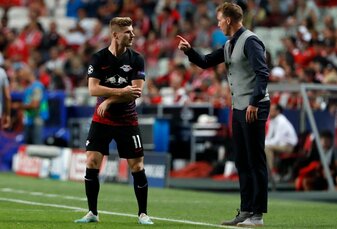 Stürmer Timo Werner spricht an der Seitenlinie mit dem damaligen Leipziger Trainer Julian Nagelsmann. Stürmer Timo Werner spricht an der Seitenlinie mit dem damaligen Leipziger Trainer Julian Nagelsmann.