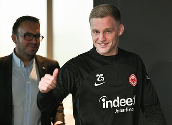 Frankfurts Neuzugang Donny van de Beek (r) kommt zu einer Pressekonferenz. Frankfurts Neuzugang Donny van de Beek (r) kommt zu einer Pressekonferenz.
