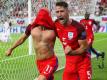 Adam Lallana (l.) schoss England in der Nachspielzeit zum Sieg über die Slowakei. Foto: Stringer