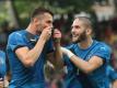 Albert Bunjaku (l) konnte bereits als kosovarischer Nationalspieler nach einem Tor sein Trikot küssen. Foto: Frank Rumpenhorst