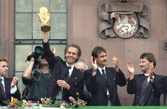 «Ich glaube, dass die deutsche Mannschaft über Jahre hinaus nicht zu besiegen sein wird", sagte Beckenbauer (l) nach dem WM-Gewinn 1990. «Ich glaube, dass die deutsche Mannschaft über Jahre hinaus nicht zu besiegen sein wird", sagte Beckenbauer (l) nach dem WM-Gewinn 1990.