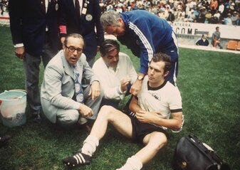 Franz Beckenbauer wird im Halbfinale der WM 1970 in Mexiko gegen Italien eine Schulterbandage angelegt. Franz Beckenbauer wird im Halbfinale der WM 1970 in Mexiko gegen Italien eine Schulterbandage angelegt.