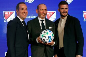 David Beckham (r) und Jorge Mas (l), Mitbesitzer von Inter Miami CF, posieren mit Don Garber vor einer Kamera. David Beckham (r) und Jorge Mas (l), Mitbesitzer von Inter Miami CF, posieren mit Don Garber vor einer Kamera.