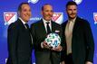 David Beckham (r) und Jorge Mas (l), Mitbesitzer von Inter Miami CF, posieren mit Don Garber vor einer Kamera.