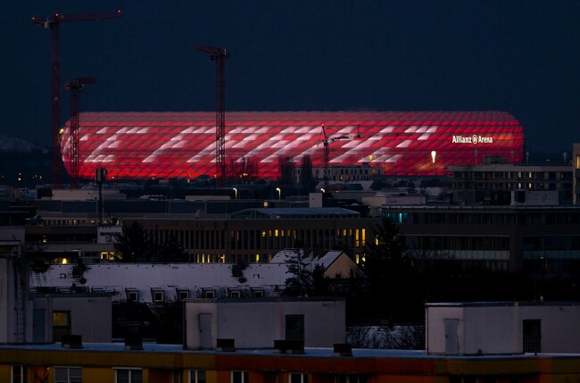 Der Schriftzug «Danke Franz» ist auf der Außenhülle der Allianz Arena in München zu lesen.