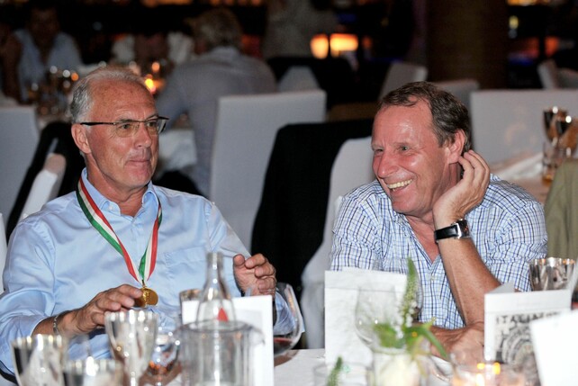 Berti Vogts (r) trauert um den am Sonntag gestorbenen Franz Beckenbauer.
