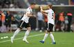 Der mittlerweile als Funktionär tätige Mario Gomez (l) nimmt Timo Werner in Schutz.