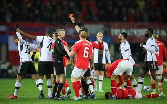 Nationalspieler Leroy Sané (l) hatte gegen Österreich die Rote Karte gesehen. Nationalspieler Leroy Sané (l) hatte gegen Österreich die Rote Karte gesehen.