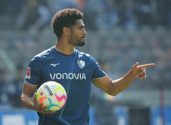 Der frühere Bochumer Saidy Janko erlebte mit Gambias Nationalmannschaft eine Schrecksekunde. Der frühere Bochumer Saidy Janko erlebte mit Gambias Nationalmannschaft eine Schrecksekunde.