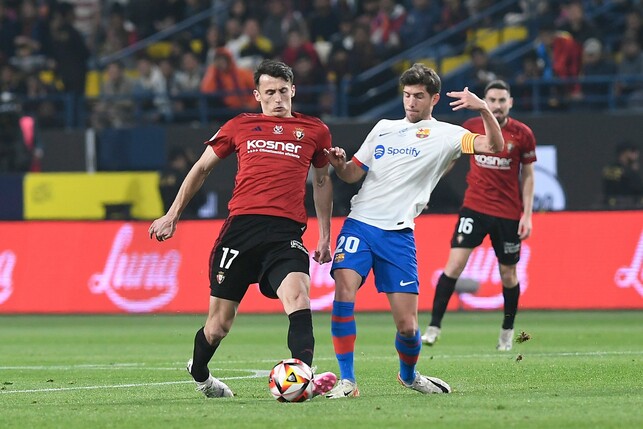 Sergi Roberto (r) und der FC Barcelona bezwangen CA Osasuna mit 2:0.