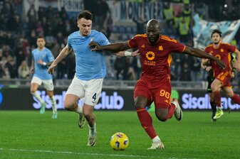 Romelu Lukaku (r) war beim Hauptstadt-Derby am Mittwoch von Lazio-Anhängern rassistisch beleidigt worden.