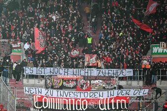 Auch beim Spiel Augsburg gegen Leverkusen gab es Spruchbänder gegen DFL-Investoren.