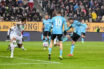 Leverkusens Exequiel Palacios (r) mit dem Torschuss zum 0:1. Leverkusens Exequiel Palacios (r) mit dem Torschuss zum 0:1.