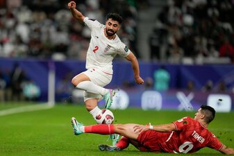 Torschütze Tamer Seyam (r) aus Palästina und Sadegh Moharrami aus Iran im Zweikampf. Torschütze Tamer Seyam (r) aus Palästina und Sadegh Moharrami aus Iran im Zweikampf.