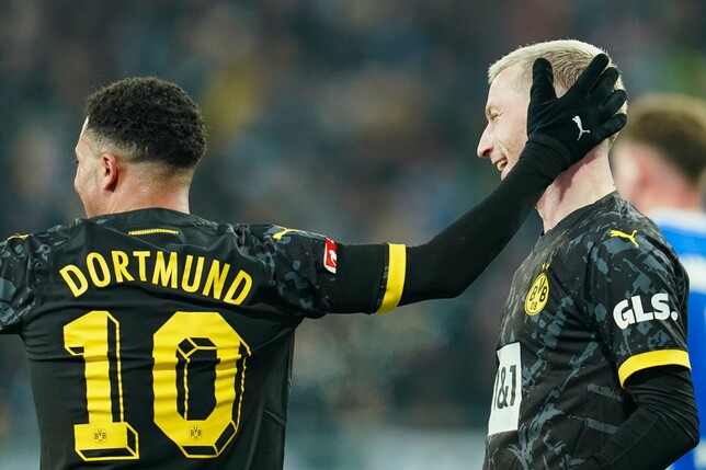 Jadon Sancho (l) und Marco Reus feiern den BVB-Sieg.