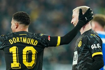 Jadon Sancho (l) und Marco Reus feiern den BVB-Sieg. Jadon Sancho (l) und Marco Reus feiern den BVB-Sieg.