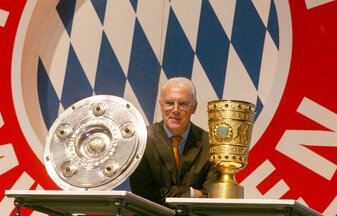 Franz Beckenbauer 2006 zwischen Meisterschale und DFB-Pokal. Franz Beckenbauer 2006 zwischen Meisterschale und DFB-Pokal.