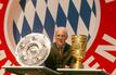 Franz Beckenbauer 2006 zwischen Meisterschale und DFB-Pokal.