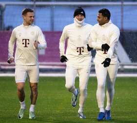 Bayern-Stürmer Serge Gnabry (r) ist zurück im Lauftraining. Bayern-Stürmer Serge Gnabry (r) ist zurück im Lauftraining.