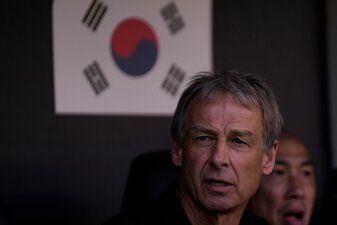 Südkoreas Cheftrainer Jürgen Klinsmannvor Anpfiff der Partie im Stadion. Südkoreas Cheftrainer Jürgen Klinsmannvor Anpfiff der Partie im Stadion.