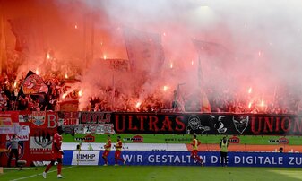 Fans brennen Pyrotechnik im Stadion ab. Fans brennen Pyrotechnik im Stadion ab.