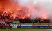 Fans brennen Pyrotechnik im Stadion ab.