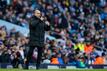 City-Trainer Pep Guardiola gestikuliert am Spielfeldrand.
