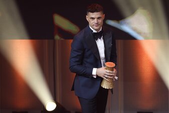 Granit Xhaka, Gewinner des Preises für den männlichen Nationalspieler 2023, hält die Trophäe bei der Verleihung der Schweizer Fussballnacht. Granit Xhaka, Gewinner des Preises für den männlichen Nationalspieler 2023, hält die Trophäe bei der Verleihung der Schweizer Fussballnacht.