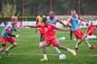 Eric Dier (r) reist wegen der Geburt seines ersten Kindes vorzeitig aus dem Bayern-Trainingslager ab.