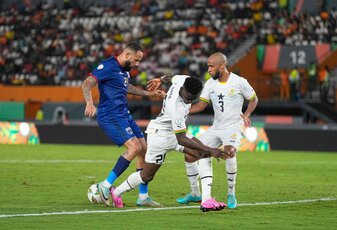 Nach der Partie zwischen Ghana und Kap Verde wollte ein Fan Ghana-Coach Chris Hughton angreifen. Nach der Partie zwischen Ghana und Kap Verde wollte ein Fan Ghana-Coach Chris Hughton angreifen.