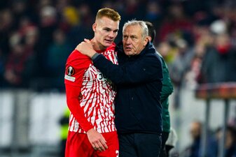 Freiburgs Philipp Lienhart (l) klatscht mit Trainer Christian Streich (r) nach einer Auswechslung ab. Freiburgs Philipp Lienhart (l) klatscht mit Trainer Christian Streich (r) nach einer Auswechslung ab.