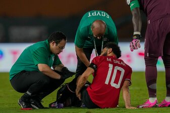 Ägyptens Mohamed Salah wird während des Spiels medizinisch behandelt. Ägyptens Mohamed Salah wird während des Spiels medizinisch behandelt.