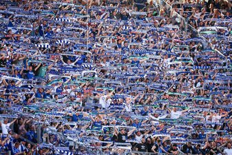 Die Schalker Fans hoffen auf einen Sieg gegen den HSV. Die Schalker Fans hoffen auf einen Sieg gegen den HSV.