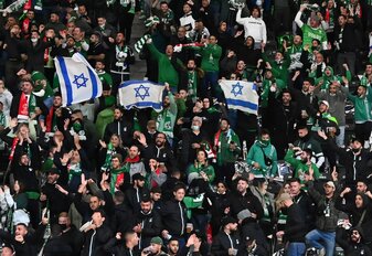 Aus Sorge vor Ausschreitungen wegen des Gaza-Kriegs wird das Spiel zwischen KAA Gent und dem israelischen Club Maccabi Haifa ohne Fans ausgetragen. Aus Sorge vor Ausschreitungen wegen des Gaza-Kriegs wird das Spiel zwischen KAA Gent und dem israelischen Club Maccabi Haifa ohne Fans ausgetragen.