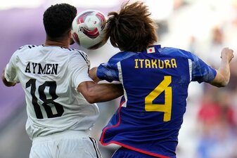 Iraks Aymen Hussein (l) und Japans Kou Itakura im Zweikampf um den Ball. Iraks Aymen Hussein (l) und Japans Kou Itakura im Zweikampf um den Ball.