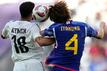 Iraks Aymen Hussein (l) und Japans Kou Itakura im Zweikampf um den Ball.